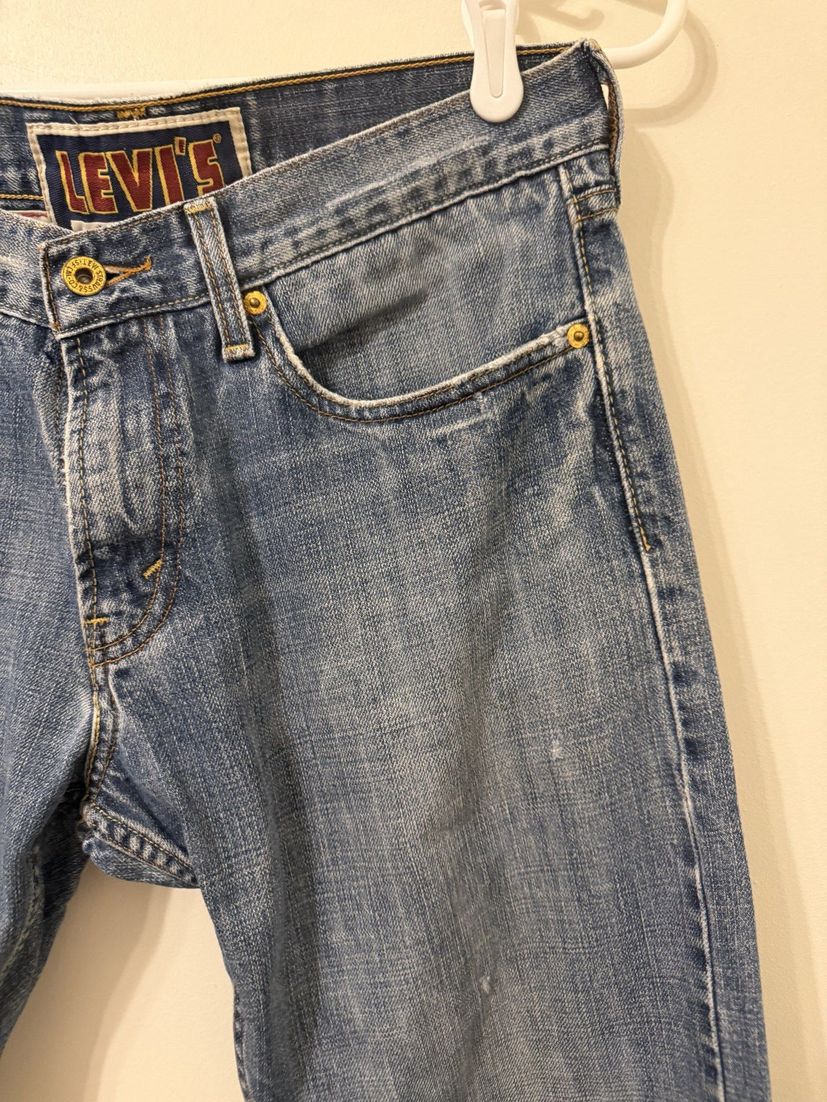 Levi's 514 front pocket and fading detail