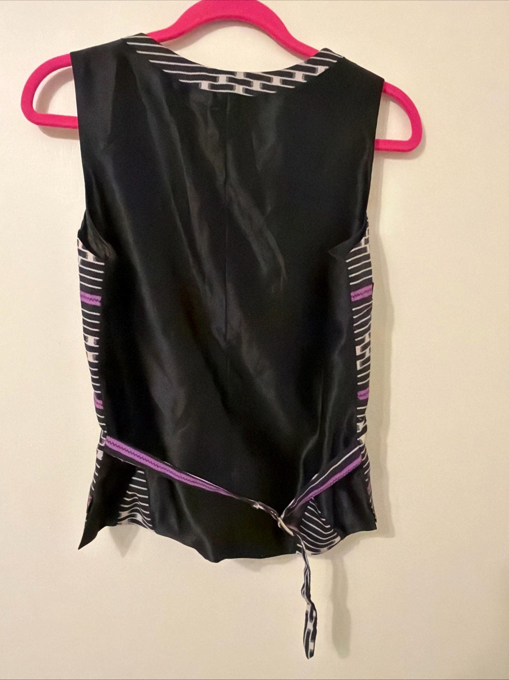 Geometric vest shiny black back